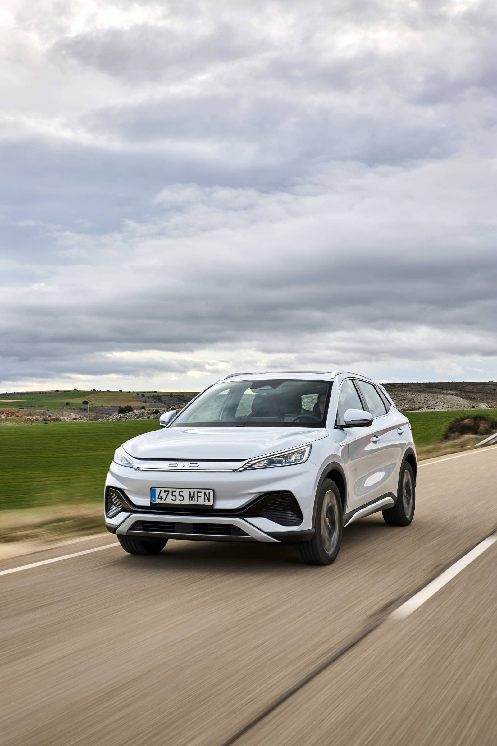 Perfil frontal del Atto3 evidenciando su diseño en ruta abierta.