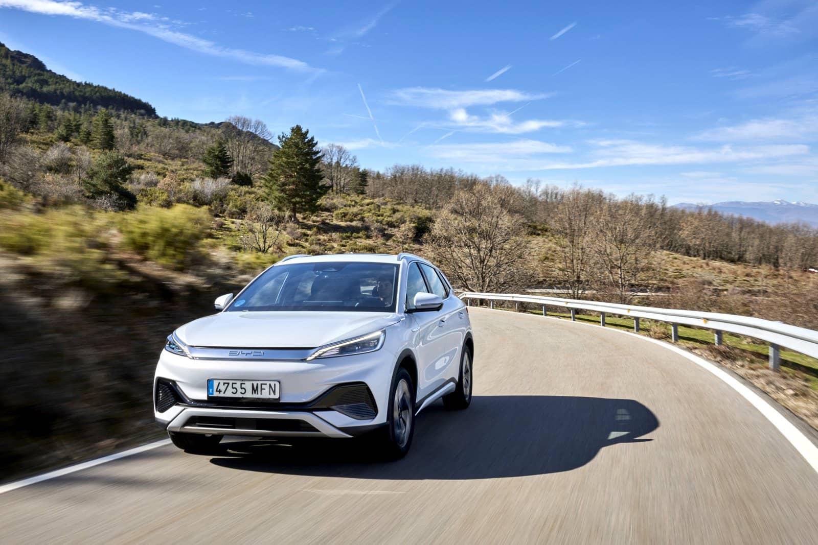 Vista del BYD Atto3 tomando una curva, destacando su línea lateral.