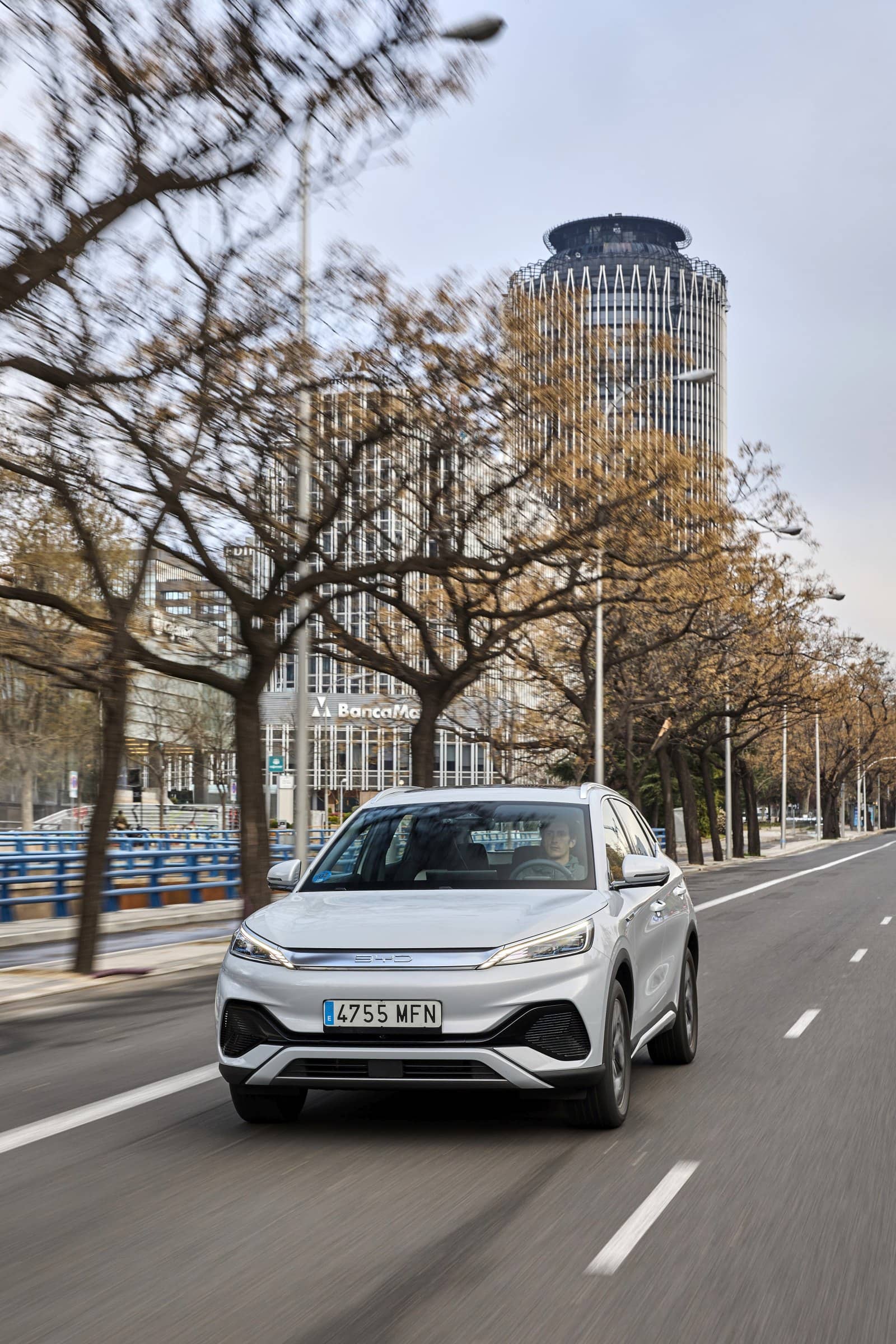 BYD Atto3 en movimiento, destacando su diseño en un entorno urbano.