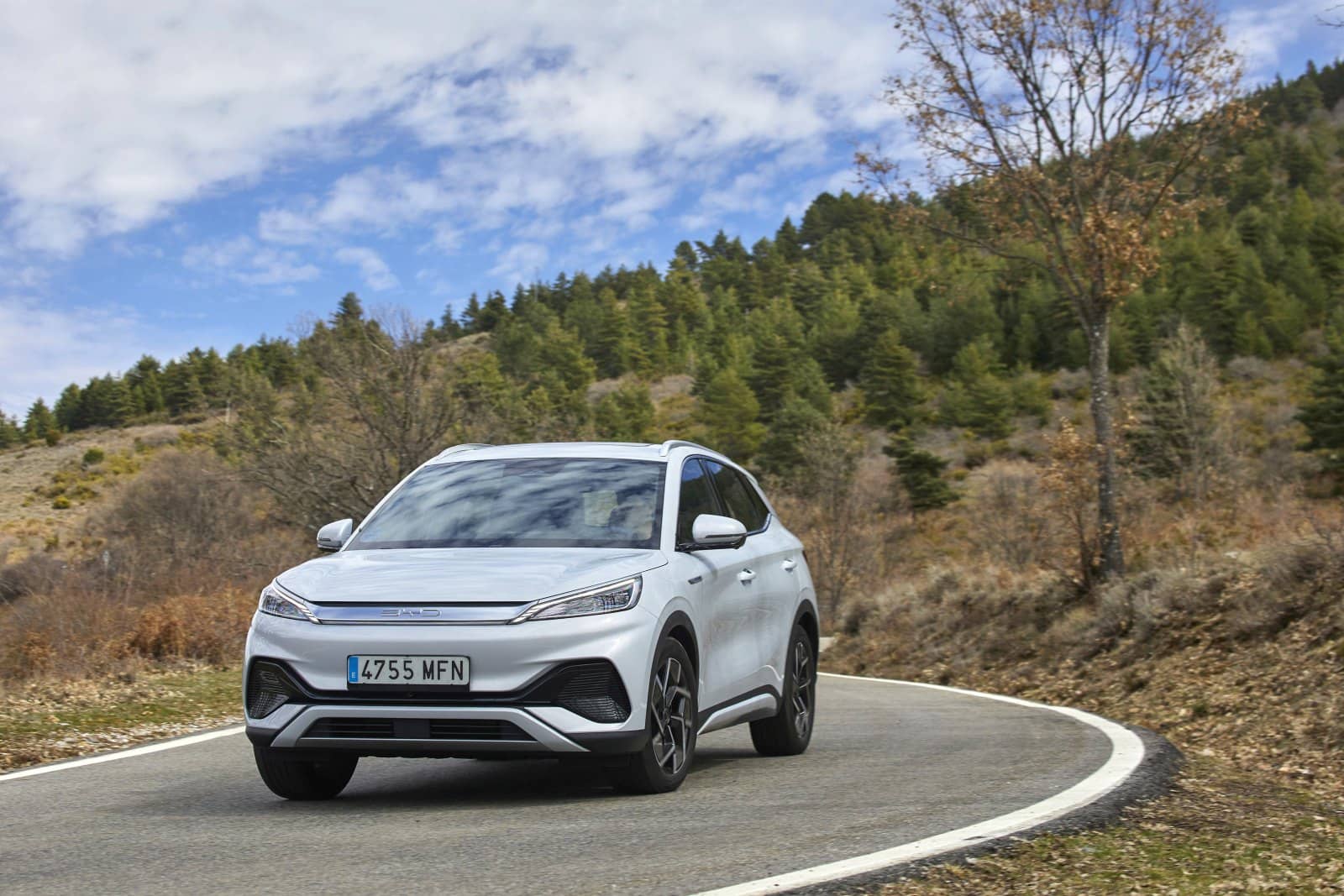 Vista dinámica del BYD Atto3 en una carretera de montaña.