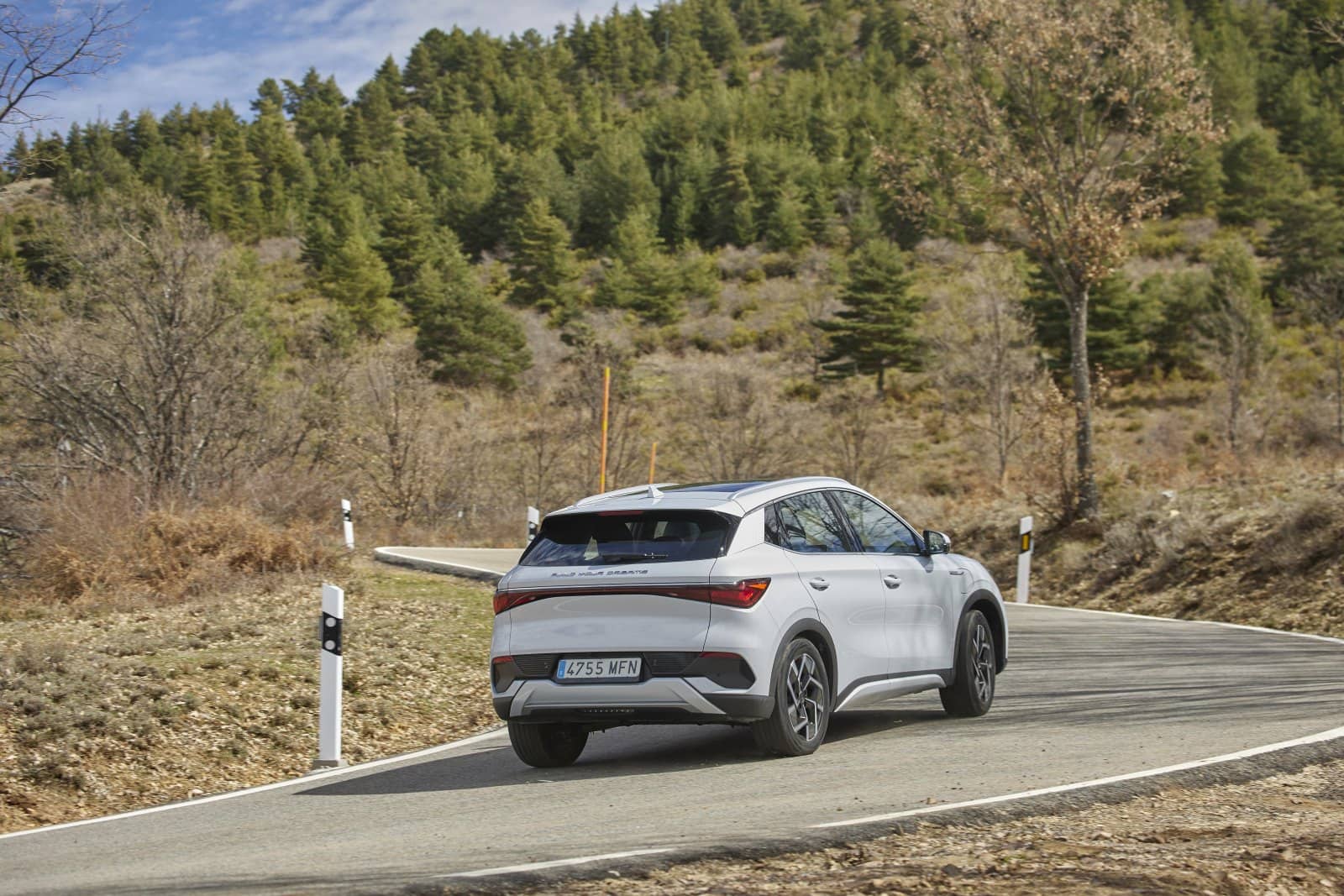 Perspectiva trasera del Atto3 destacando su diseño y entorno montañoso.