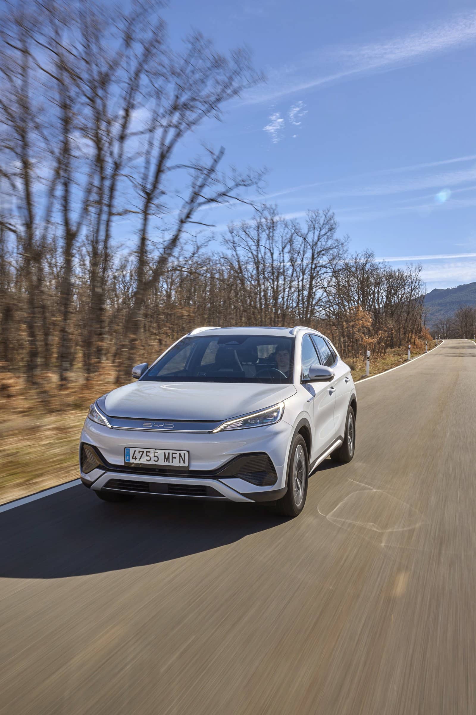 Frontal del BYD Atto3 capturado en un ángulo dinámico en carretera