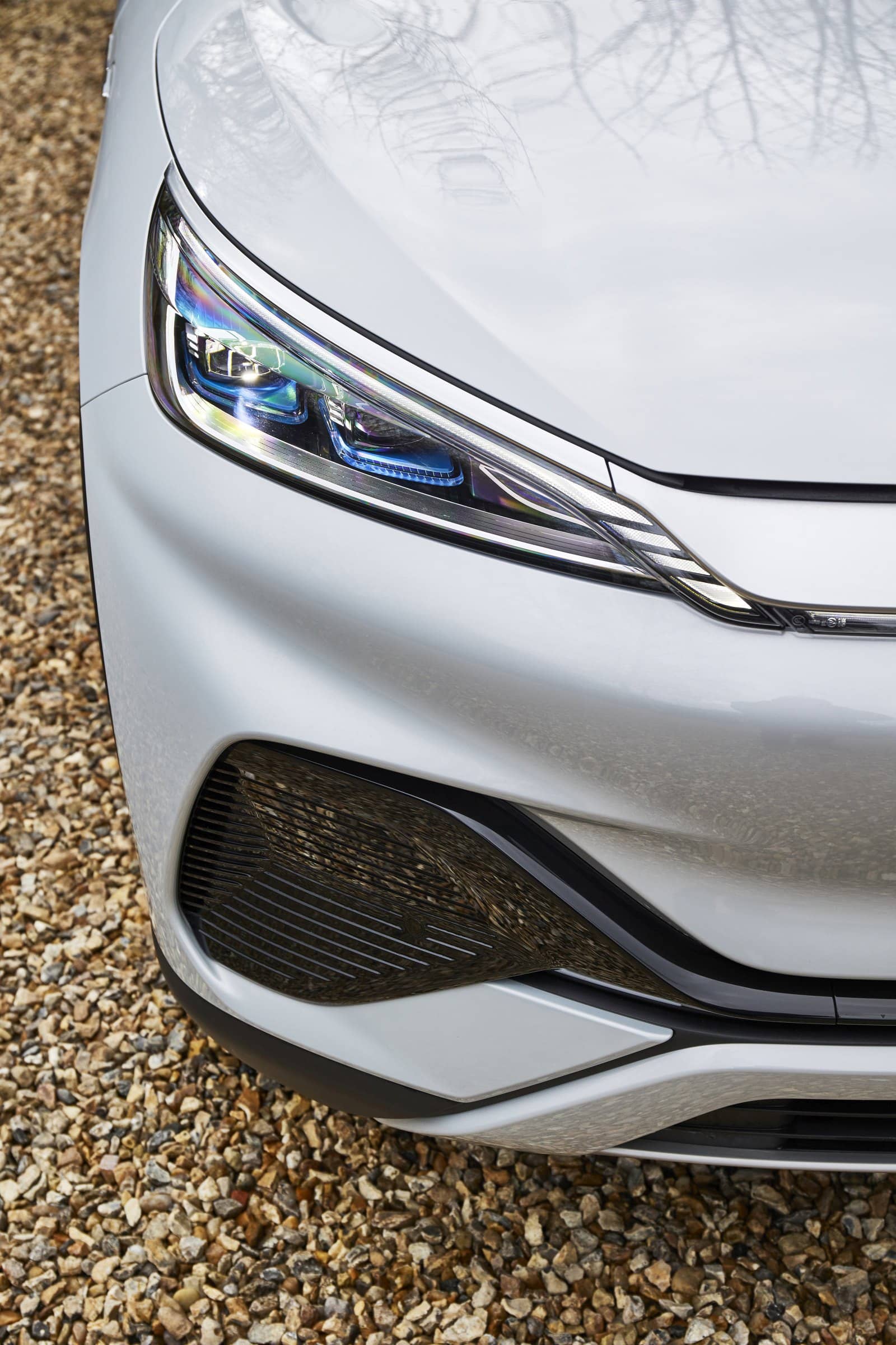 Detalle del faro delantero del BYD Atto3, subrayando su tecnología LED.