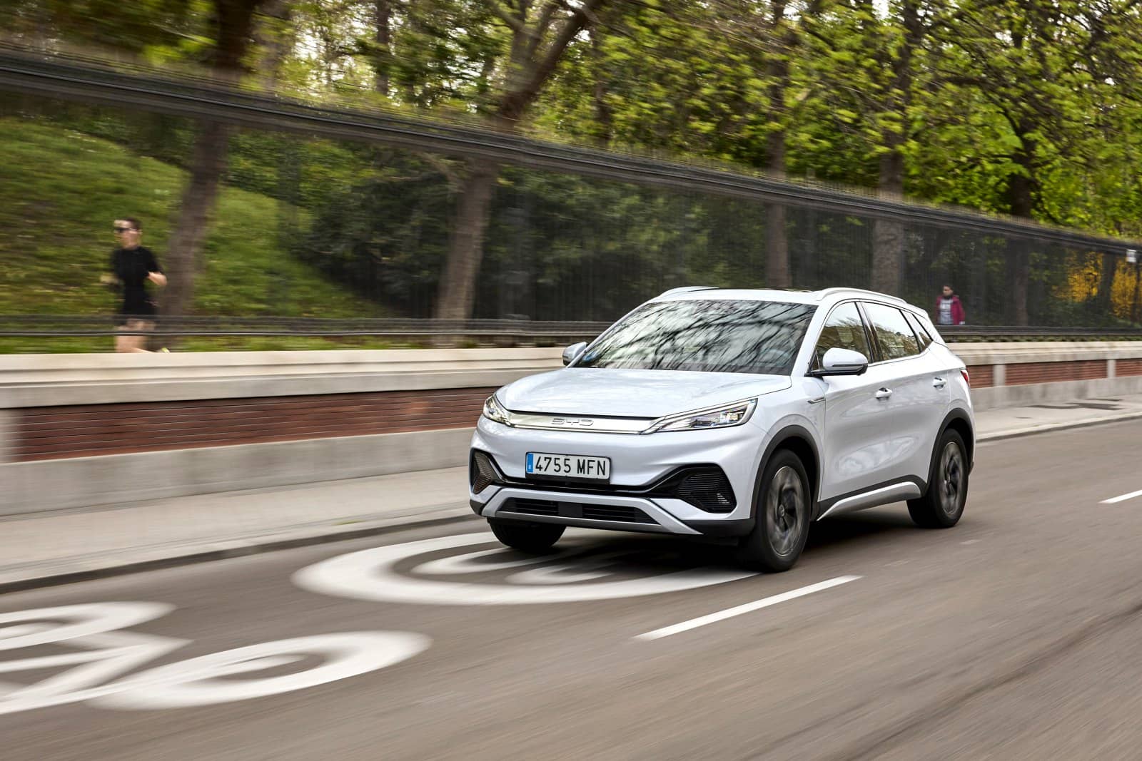 BYD Atto3 en pleno movimiento, reflejando una sensación de dinamismo y fluidez.