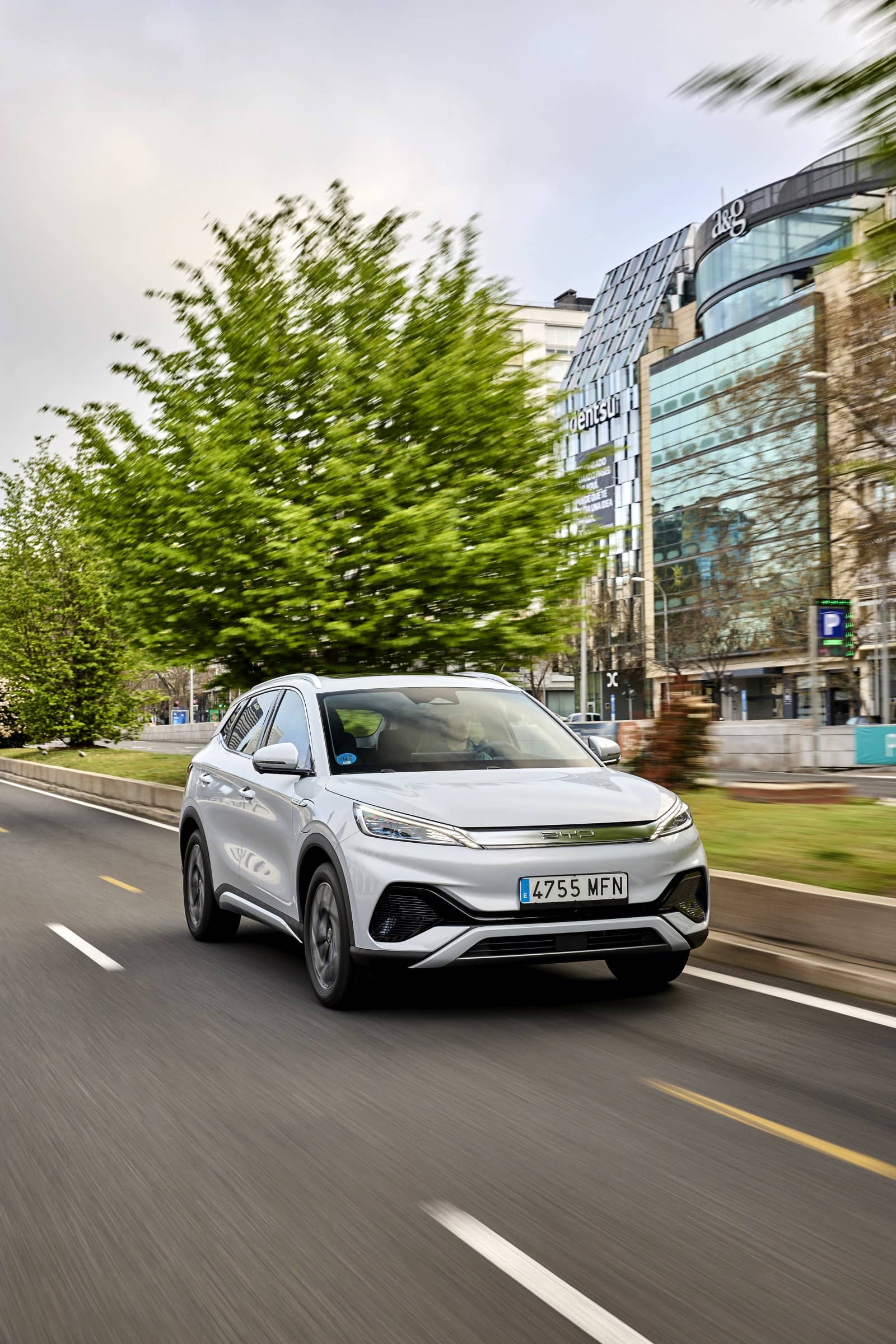 El BYD Atto3 circulando, resaltando su diseño frontal y aerodinamismo.