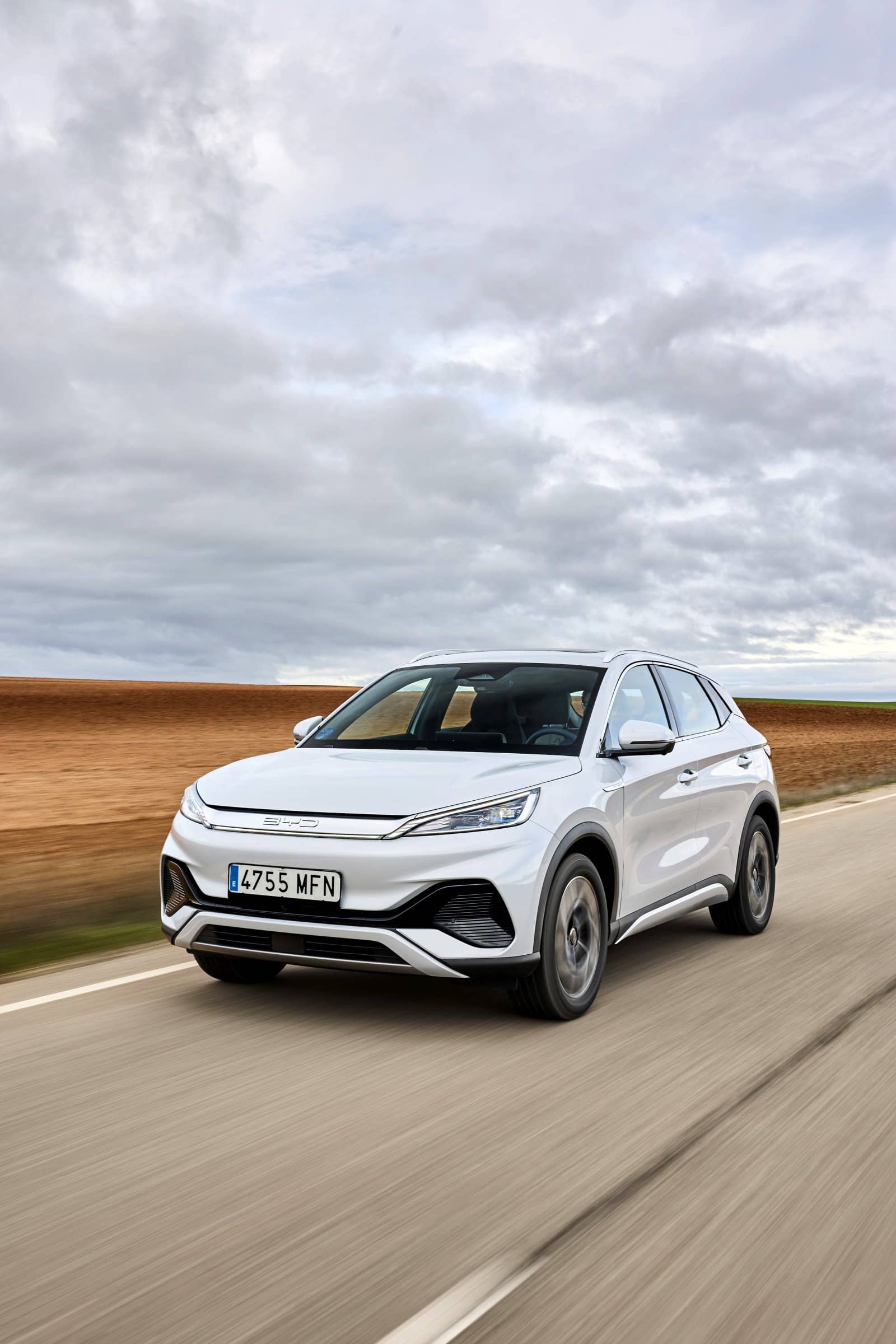 El Atto3 mostrando su figura lateral y frontal en contraste con el paisaje rural.