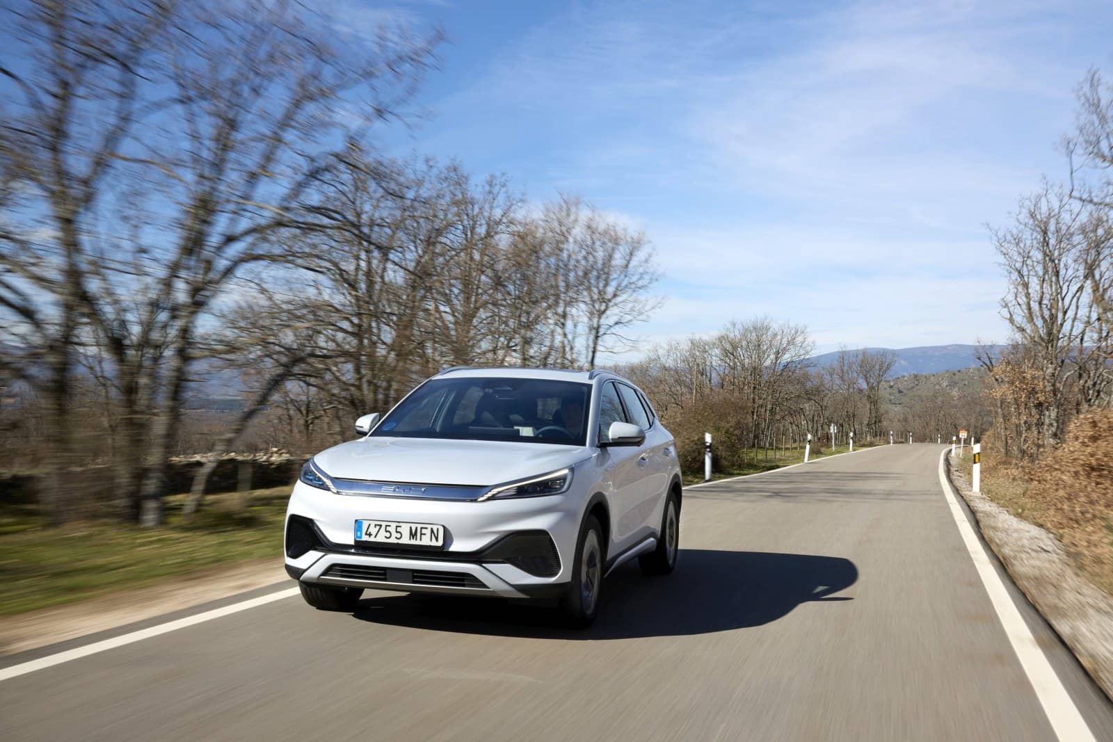 Fotografía en marcha resaltando la estética delantera del Atto3.