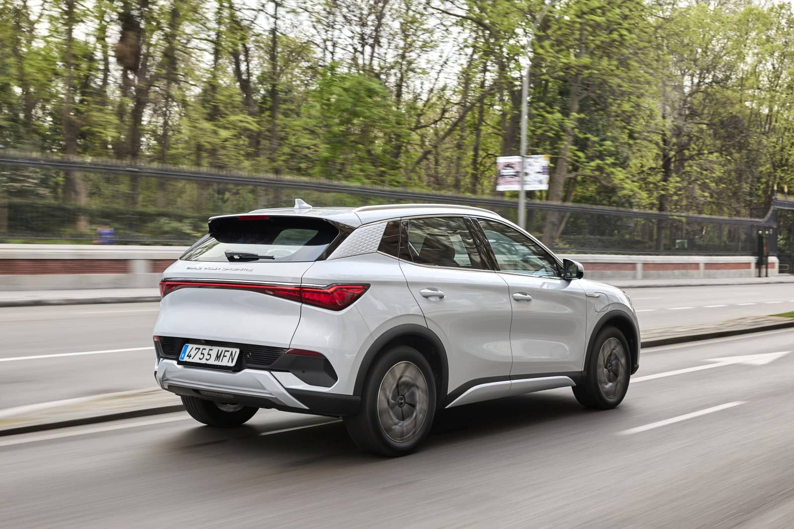 El BYD Atto 3 en acción, mostrando su diseño trasero dinámico.