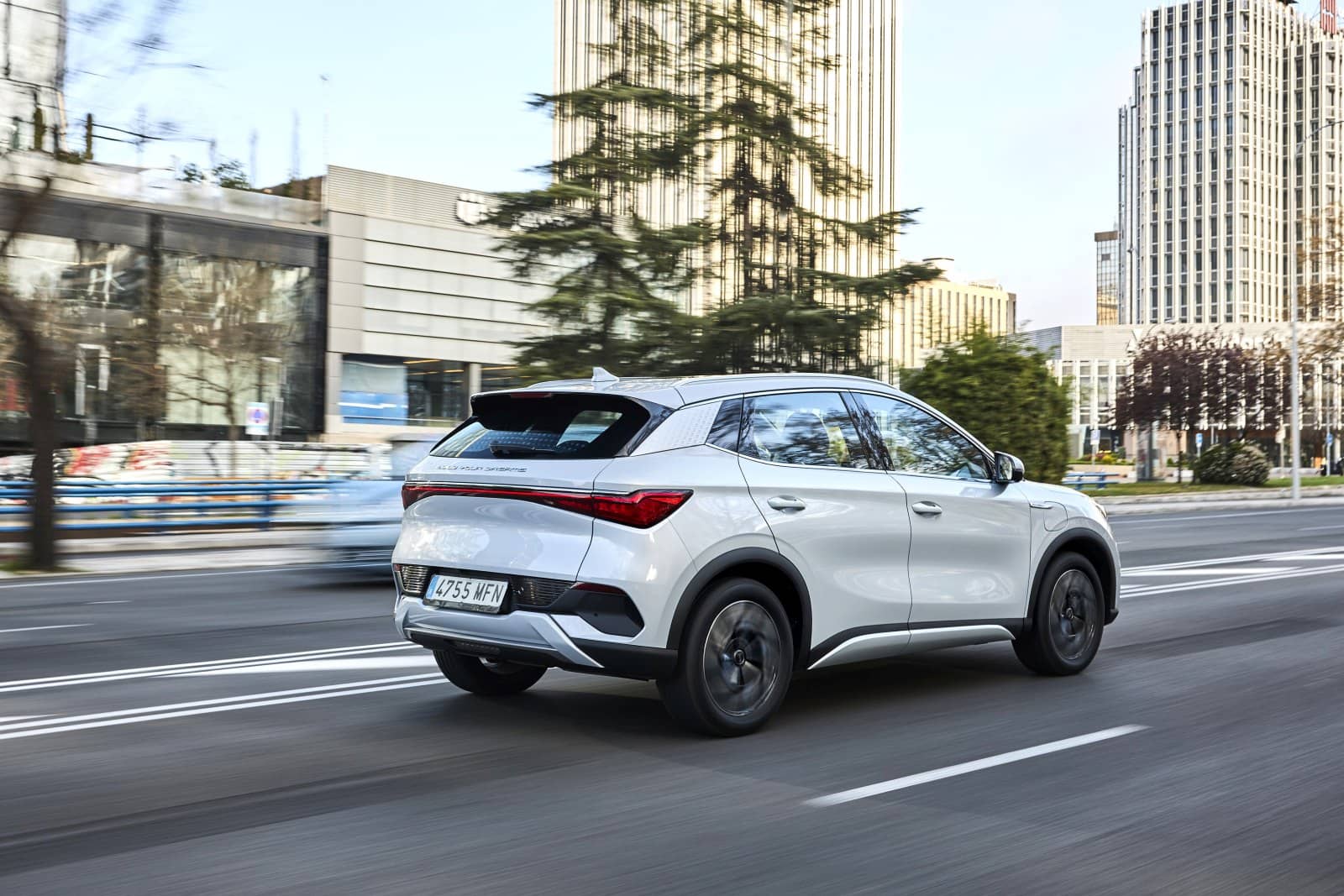 Imagen en contexto urbano destacando líneas y aerodinámica trasera.