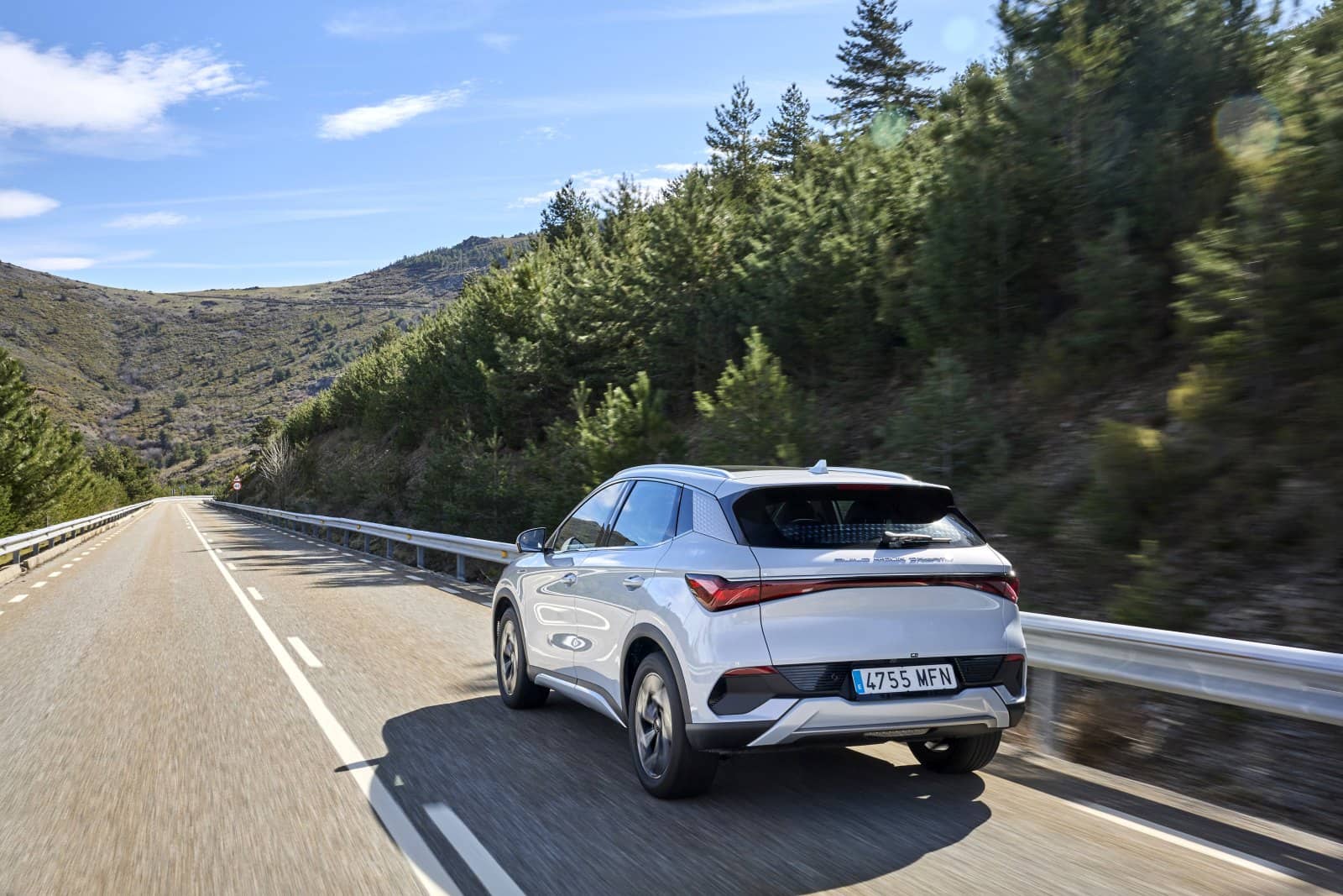 Vista trasera del Atto3 mostrando su presencia en un paisaje natural.