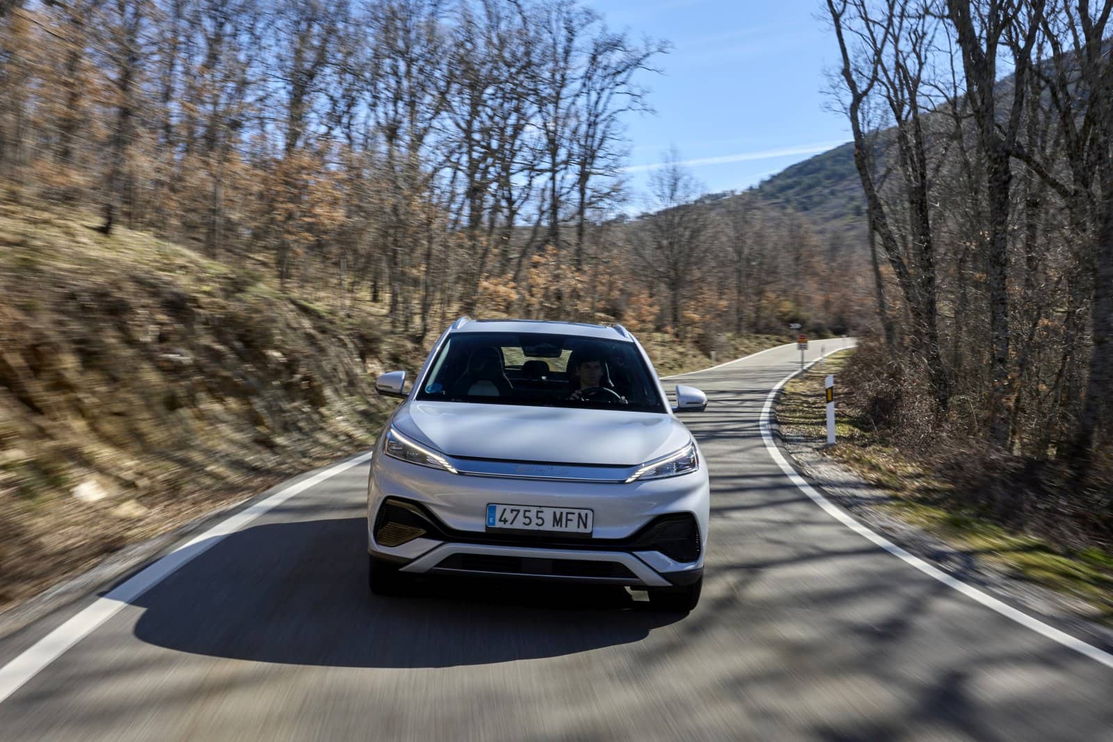 BYD Atto3 en acción, destacando su diseño frontal durante la conducción