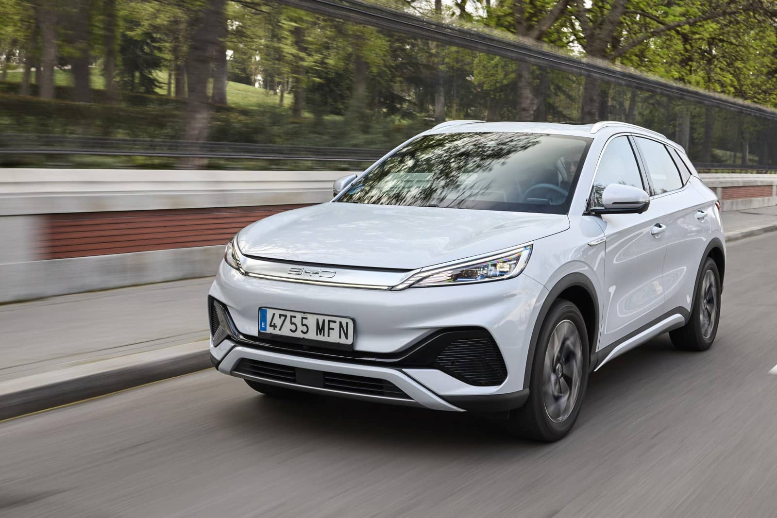 BYD Atto3 capturado en movimiento, mostrando su diseño frontal en acción.