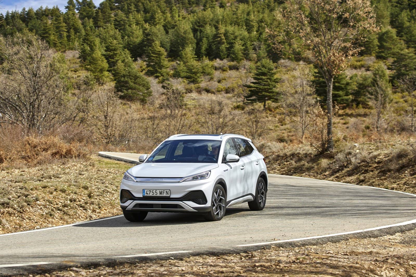 BYD Atto3 en carretera demostrando su robustez y diseño frontal.