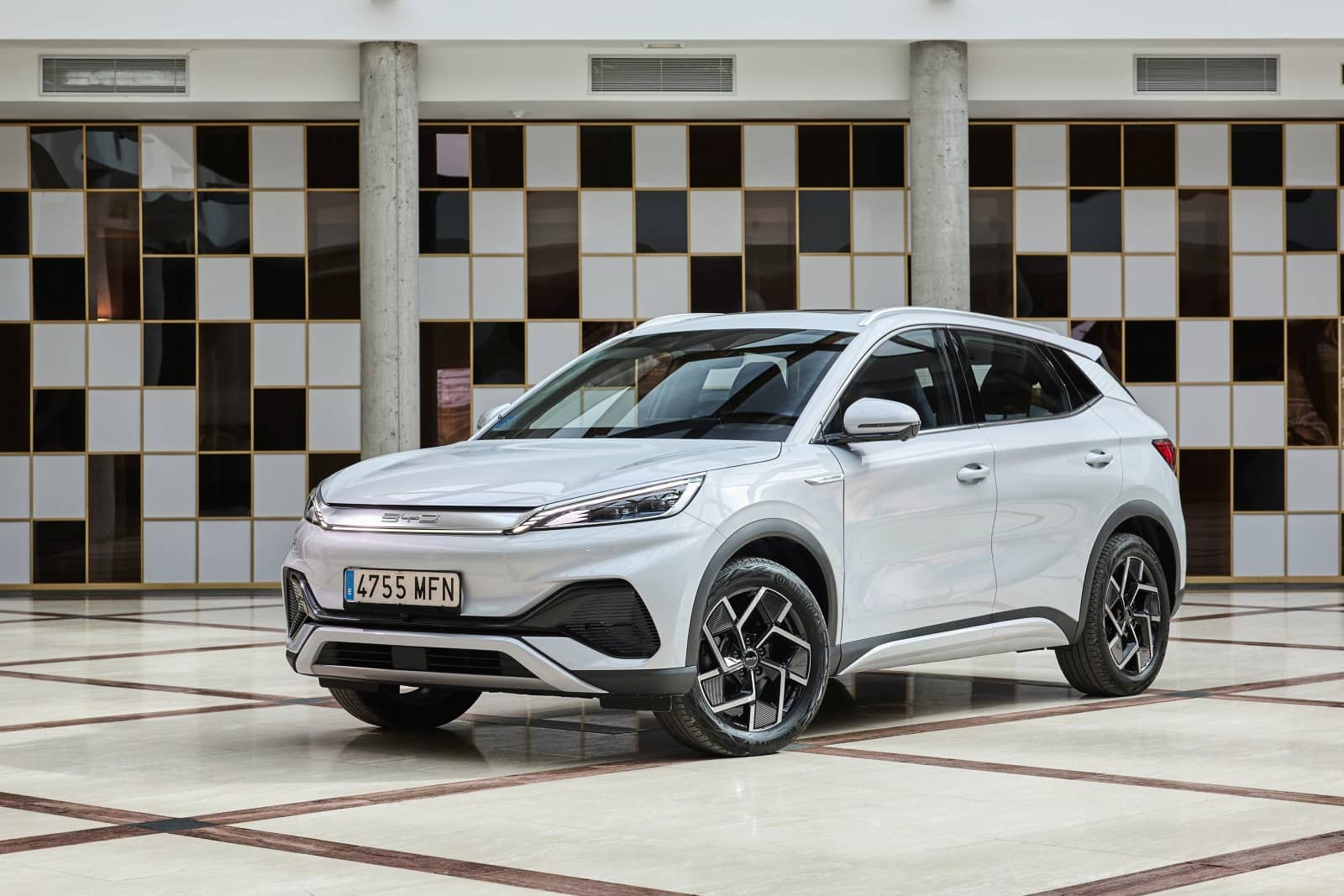 Vista frontal del BYD Atto3 estacionado, resaltando su estilo deportivo y moderno.