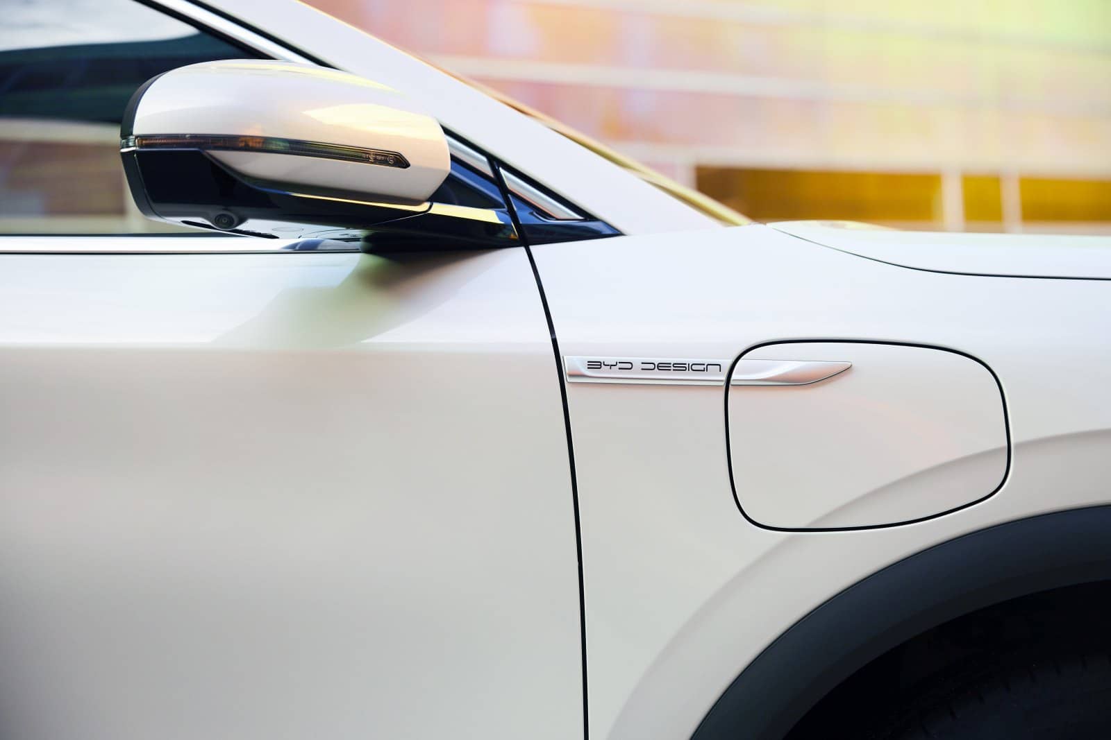 Primer plano de la insignia 'EV Design' en lateral del BYD Atto3.