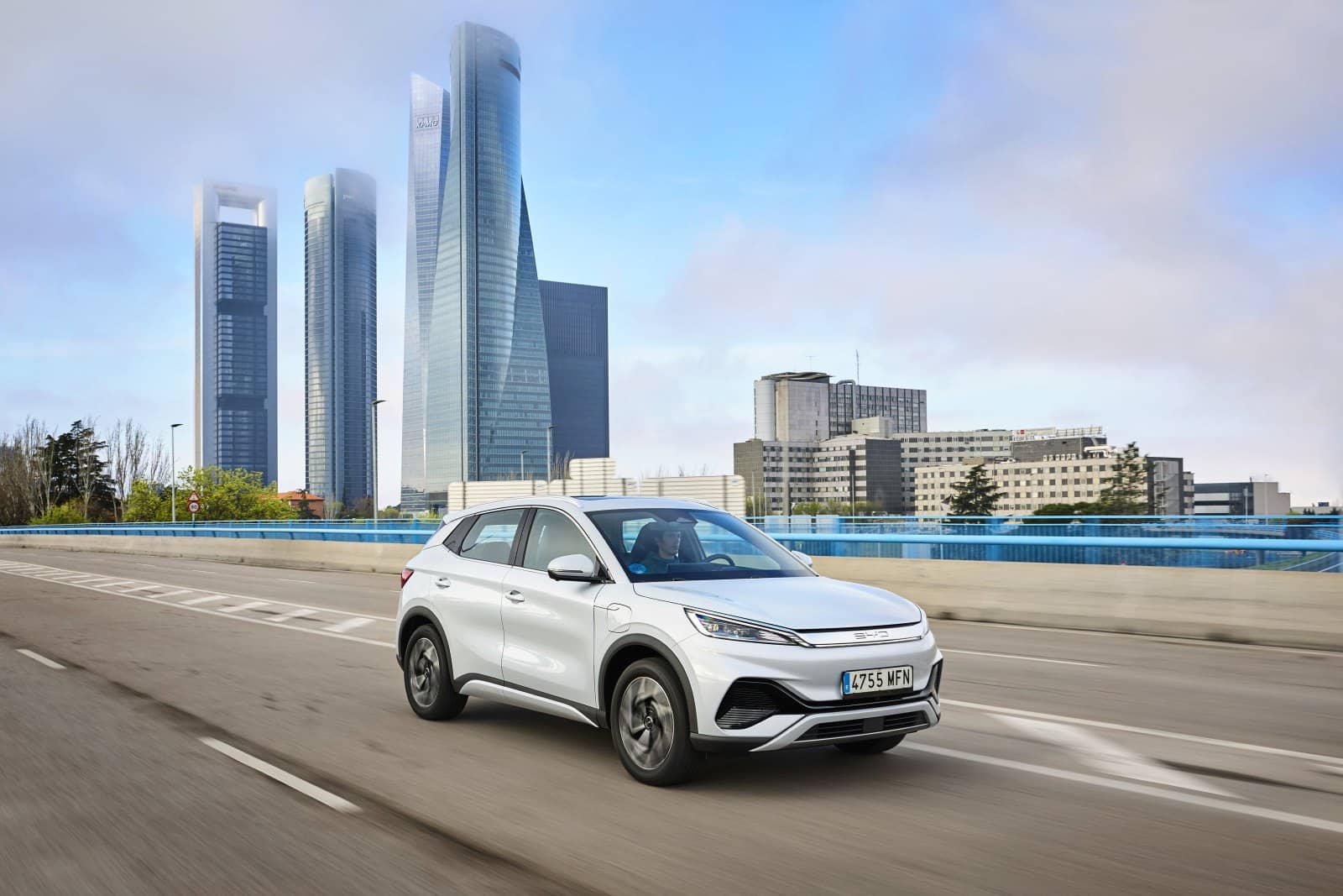 Perspectiva delantera y lateral capturando la esencia urbana del Atto3.