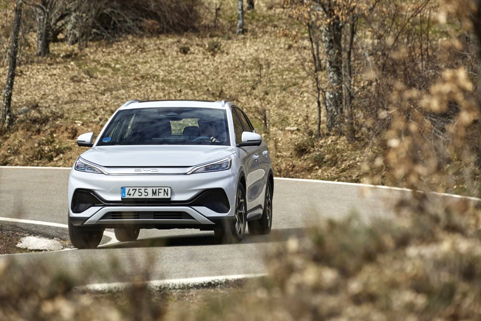 Frontal del BYD Atto3 tomando una curva, mostrando su estabilidad