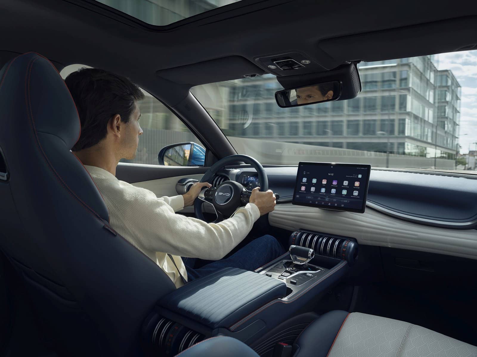 Cockpit con volante multifunción y pantalla táctil en el BYD Atto3.