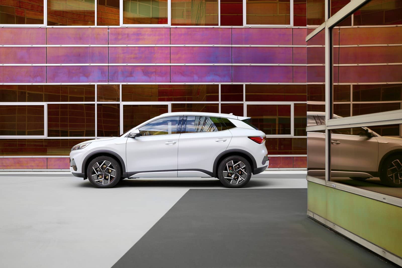 Lateral del BYD Atto3 mostrando su línea de carrocería y arquitectura moderna.