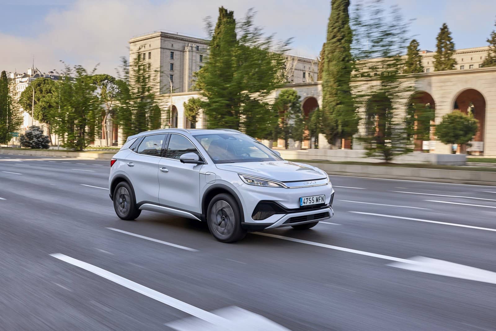 Rápida toma lateral que refleja el carácter dinámico y la estética de Atto3.