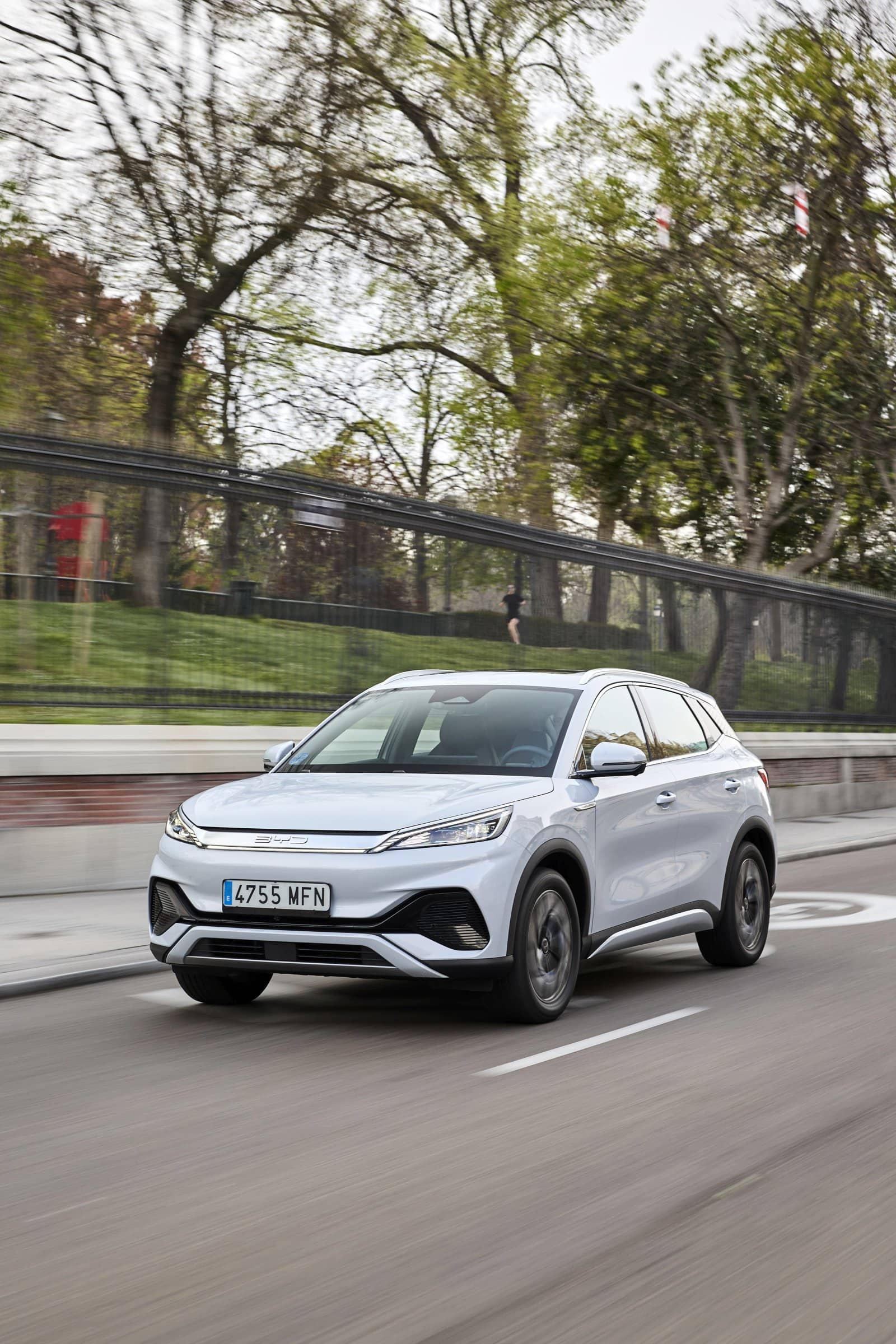 Enfoque lateral que realza la moderna silueta y diseño del BYD Atto3.