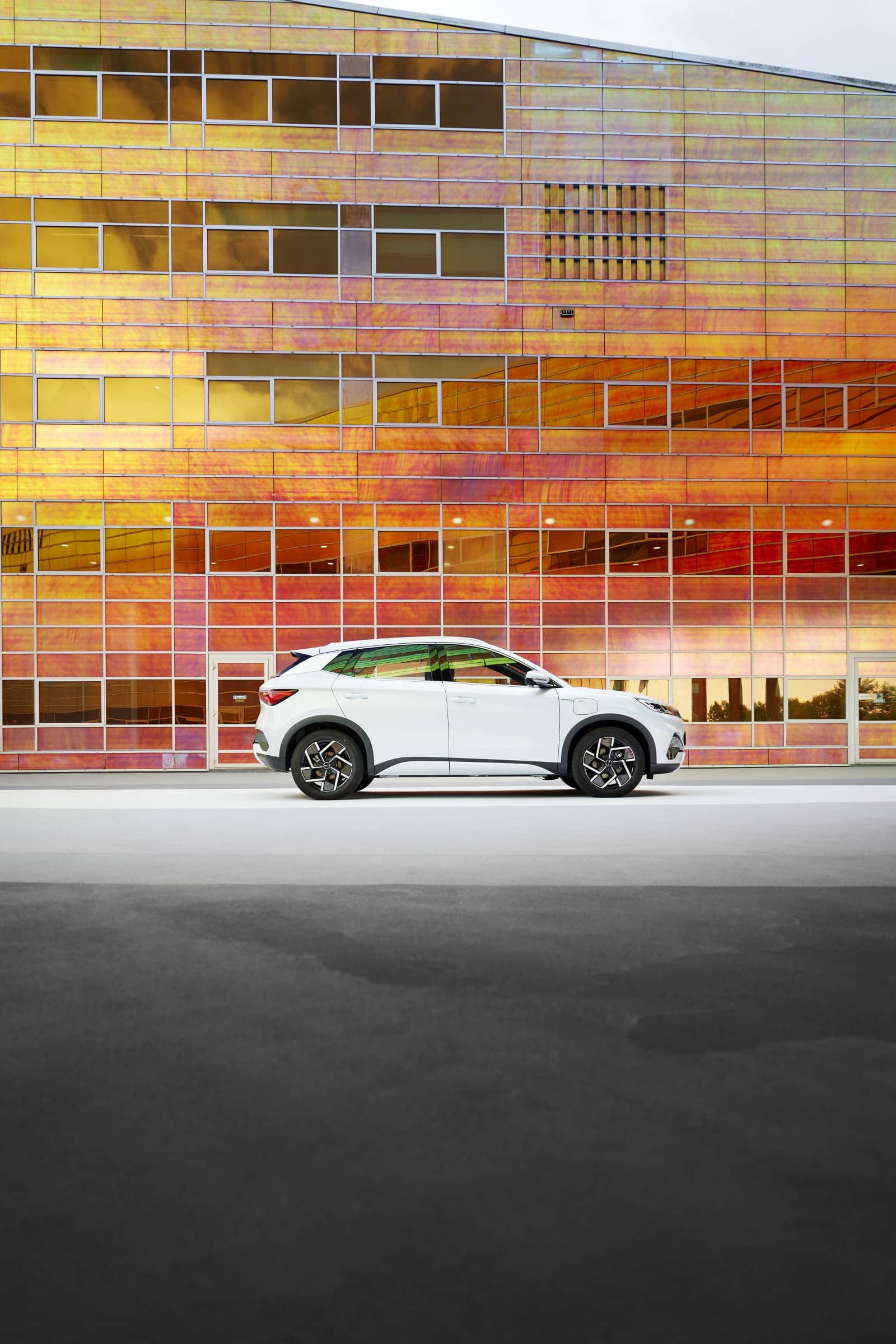 Imagen vertical del lateral del BYD Atto3, enfatizando su presencia urbana.