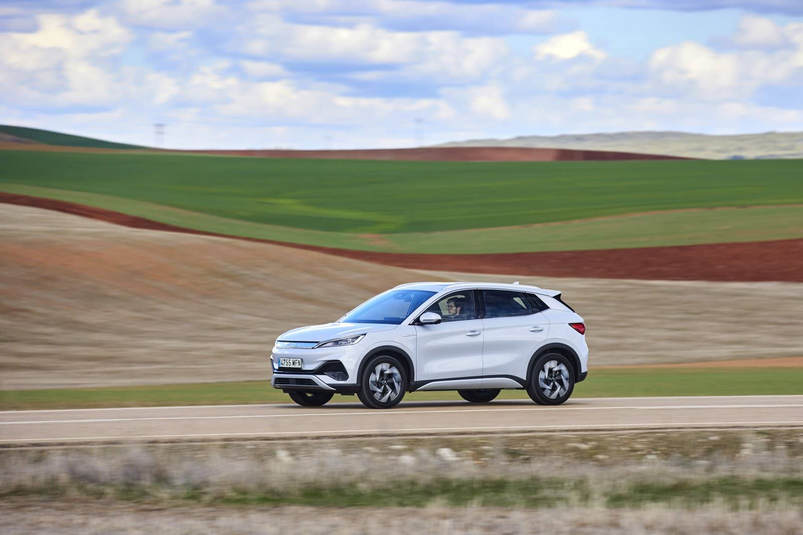 Perfil lateral del Atto3 capturado en pleno desplazamiento por la campiña.