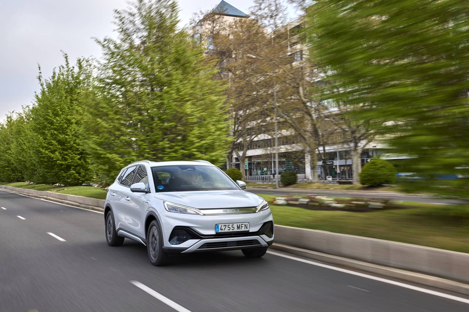 BYD Atto3 en dinámica urbana mostrando elegancia y diseño vanguardista.