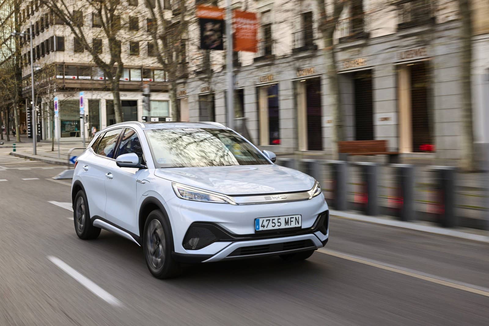 BYD Atto3 capturado en movimiento en un entorno urbano.