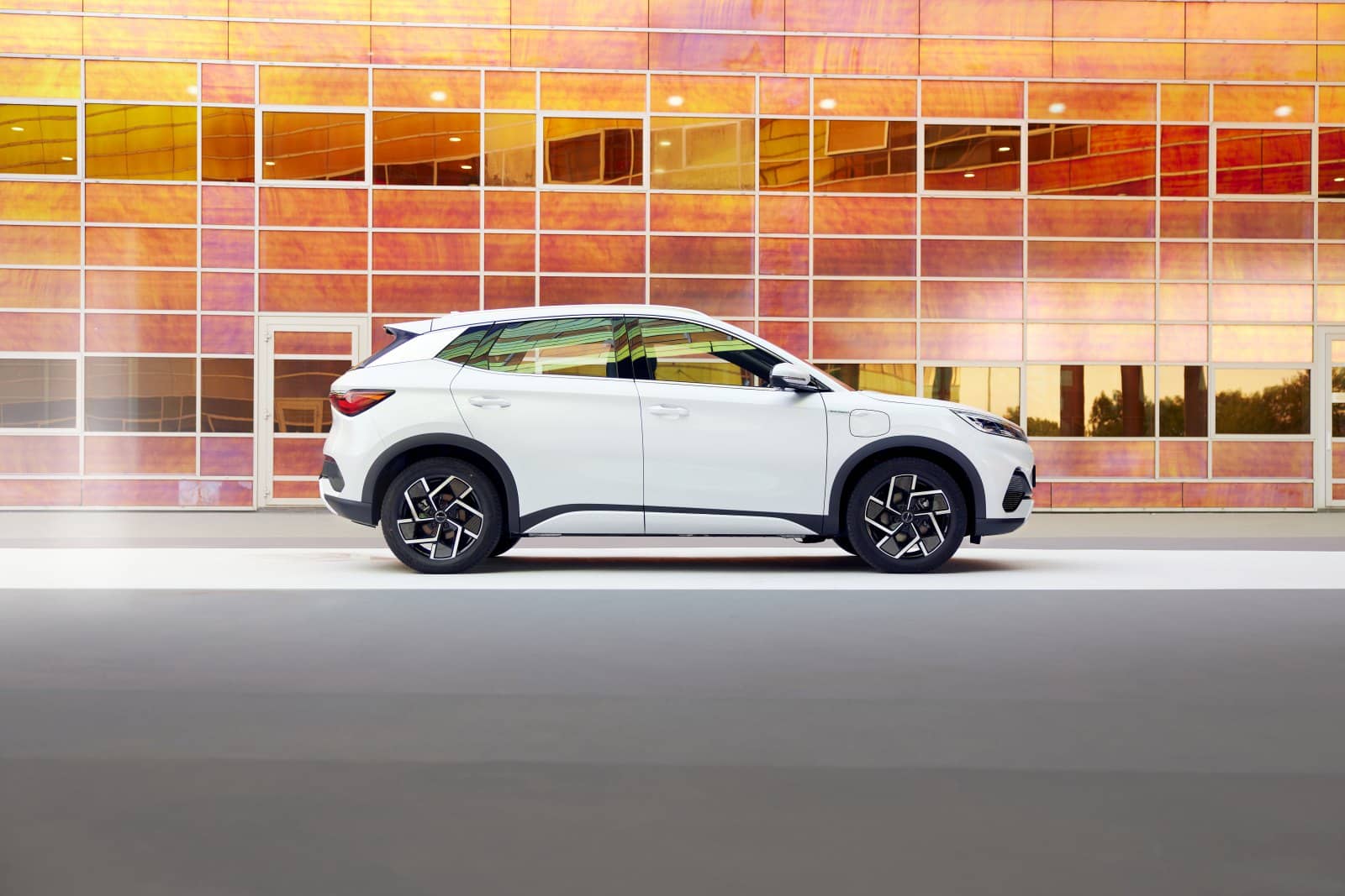 Perfil dinámico del BYD Atto3 con detalles de diseño moderno.