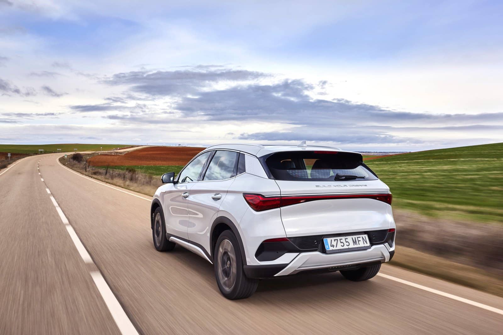 Imagen dinámica del Atto3 desde atrás, resaltando su diseño y desempeño.