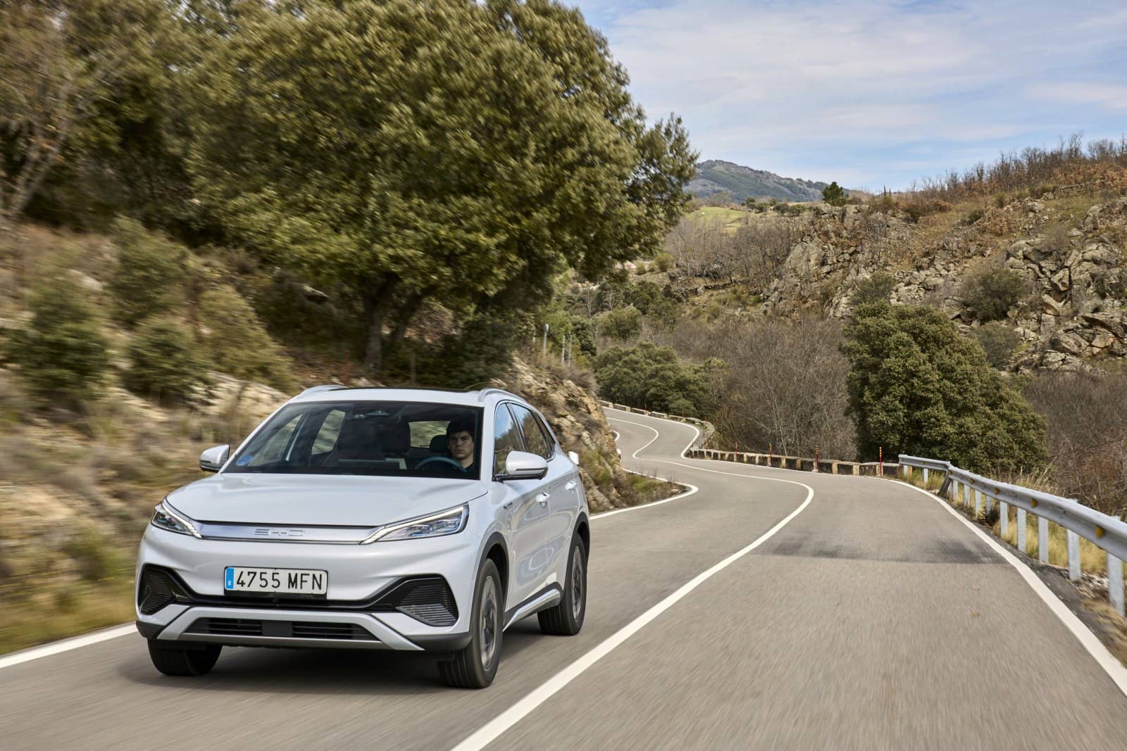 El Atto3 se fusiona con el paisaje natural, mostrando su lado delantero y perfil.