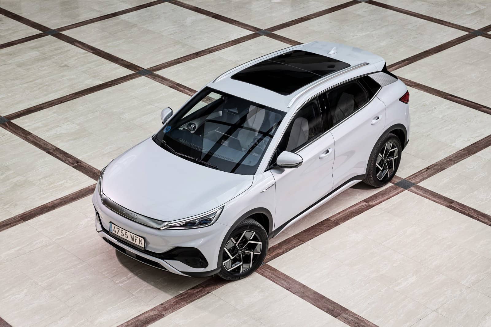 Techo panorámico que añade sensación de amplitud en el BYD Atto3.