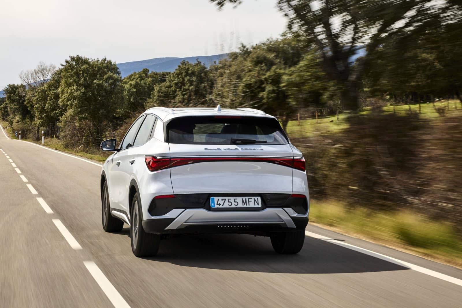 Cautivante toma en movimiento de la parte trasera y lateral del BYD Atto3.