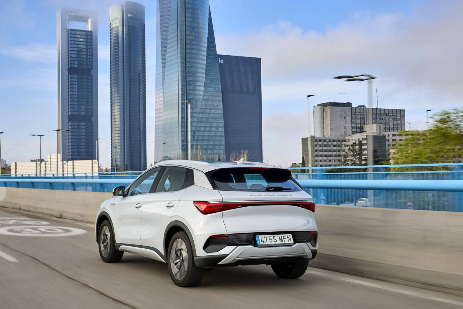 Captura dinámica de la parte trasera y lateral, exhibiendo líneas y estilo.