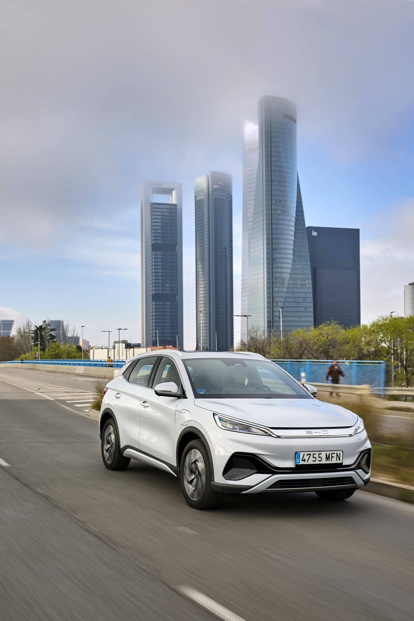 BYD Atto3 en un entorno urbano, combinando tecnología y diseño moderno.