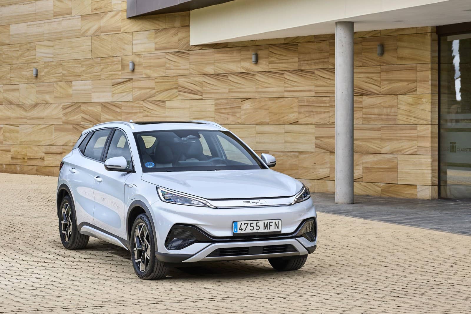 Perspectiva del BYD Atto3 resaltando su frontal y perfil lateral.