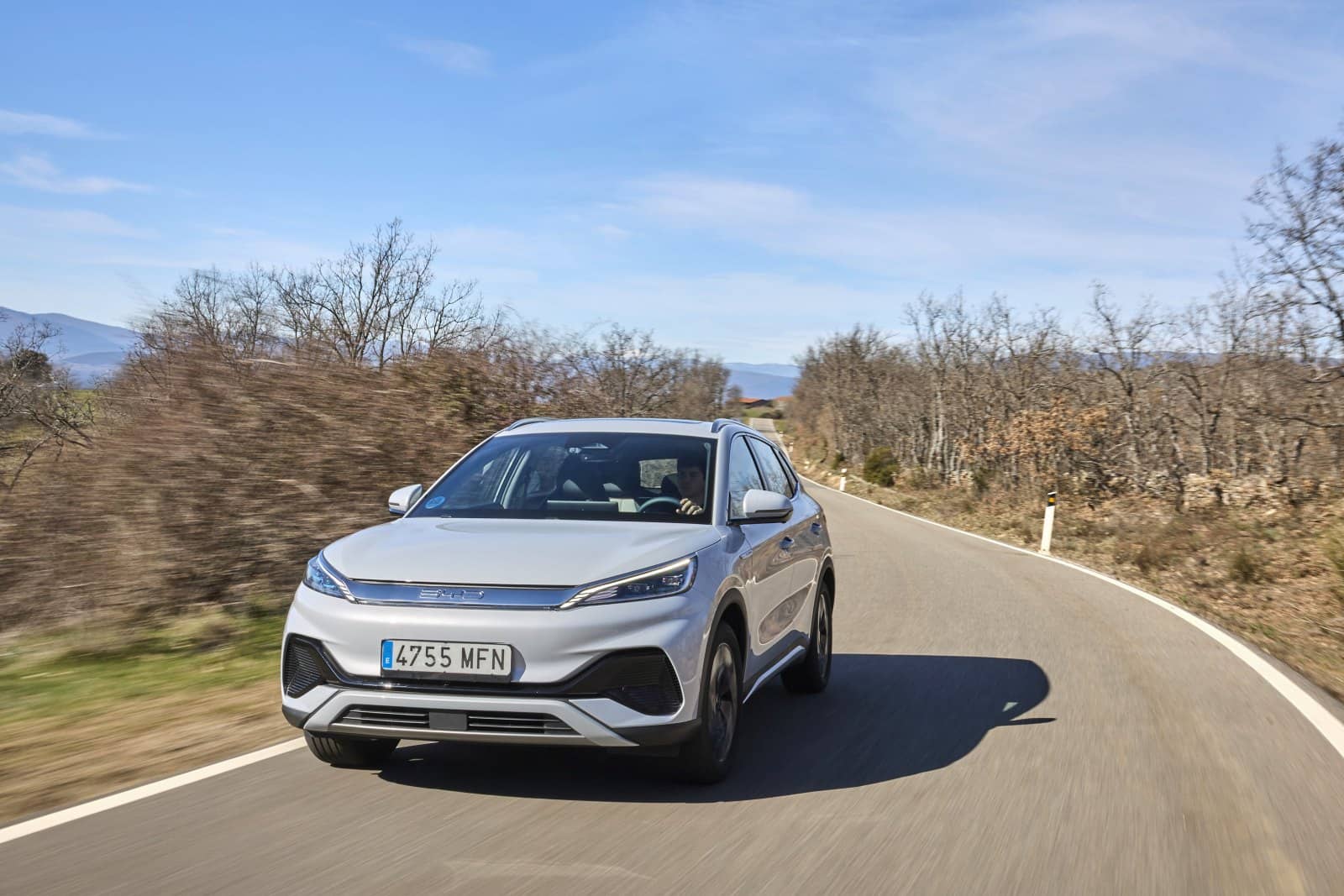 El BYD Atto3 en dinámica muestra su diseño frontal y perfil.