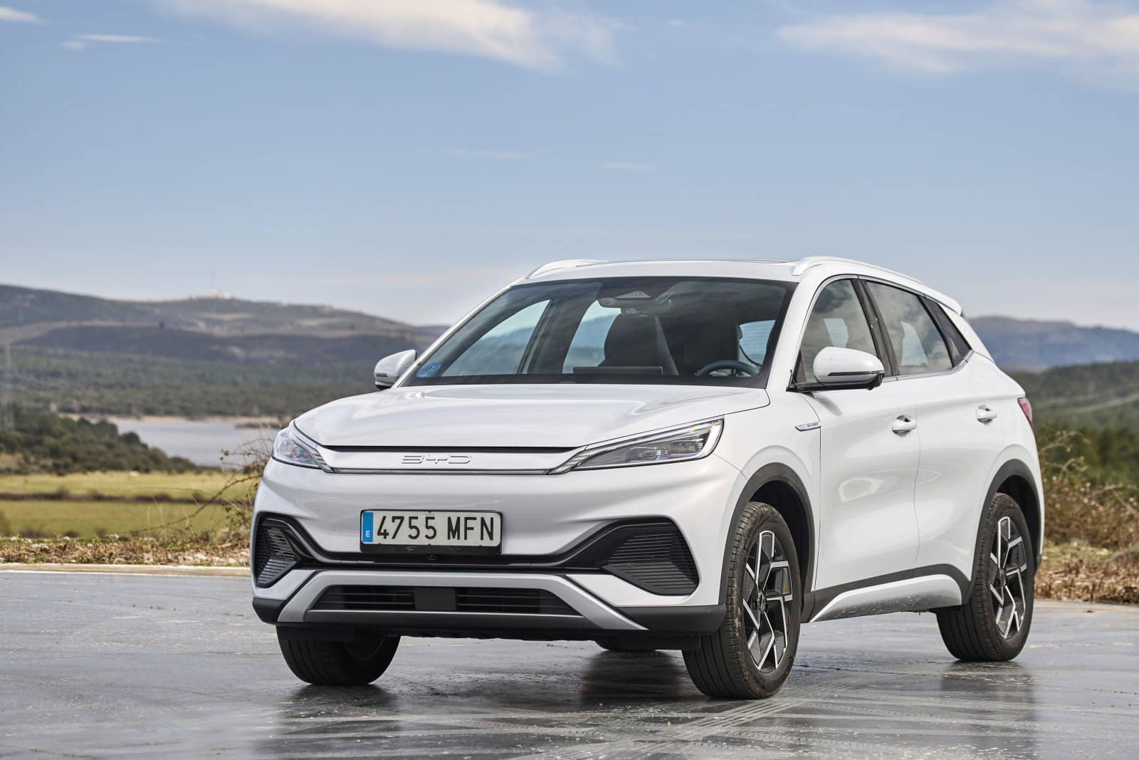 Vista frontal del BYD Atto3 destacando su parrilla y faros LED.