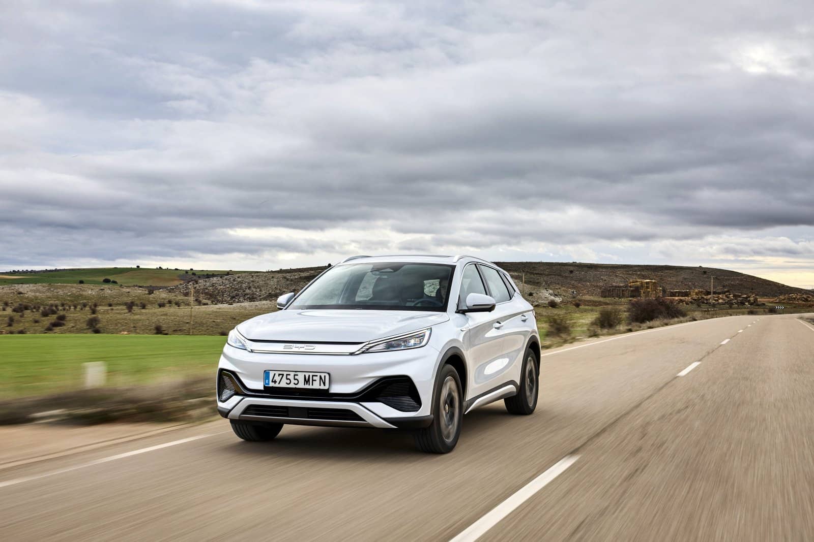 El Atto3 captado de lado, mostrando el flujo de sus líneas dinámicas.