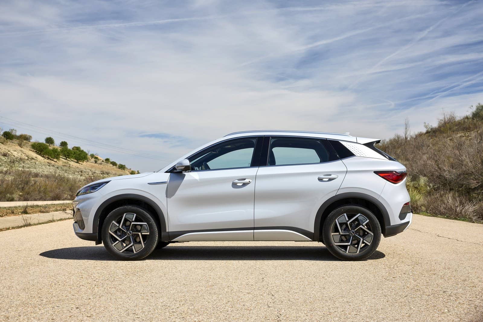 BYD Atto 3 luciendo su línea lateral y diseño moderno.