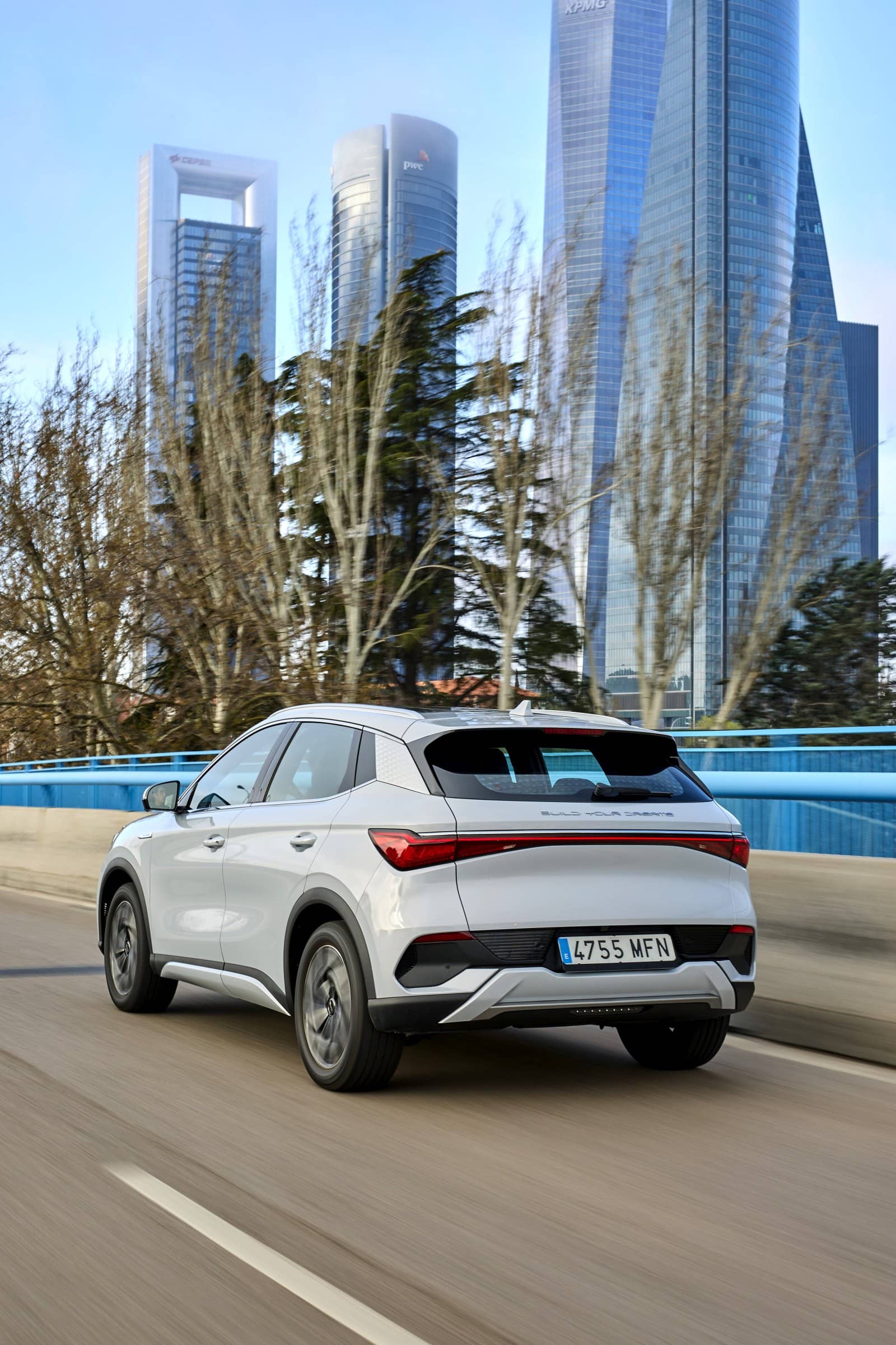 Vista dinámica; muestra diseño trasero y perfil lateral en movimiento.