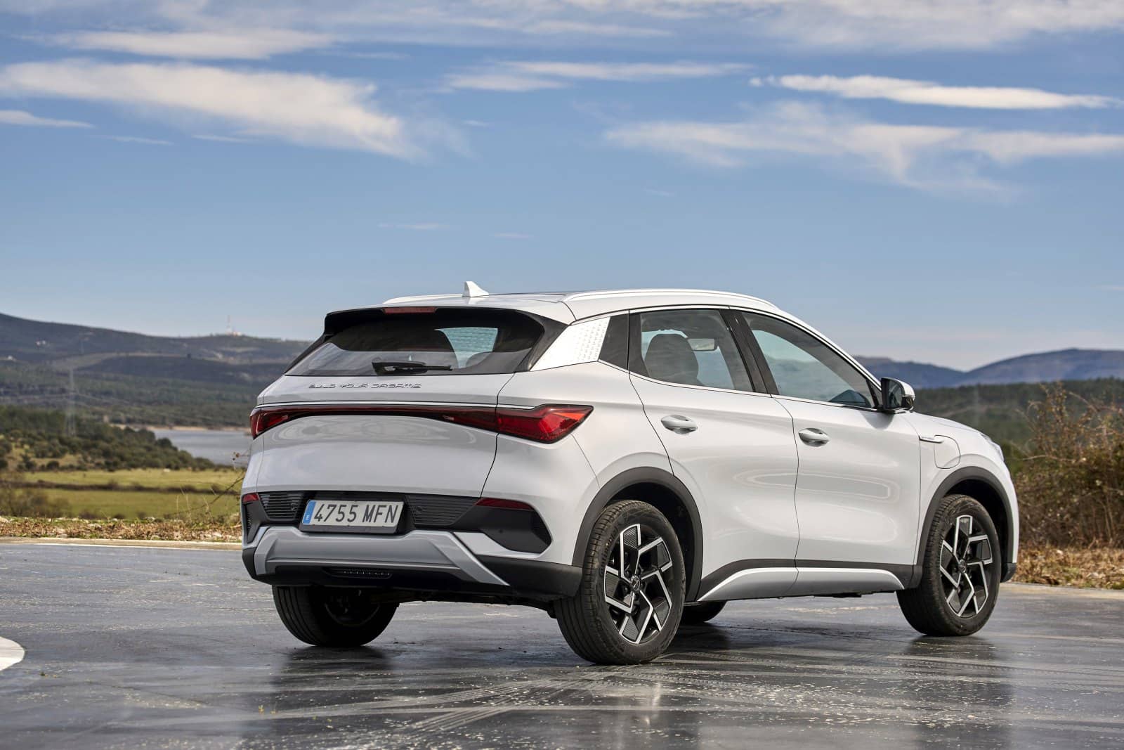 Vista trasera y lateral que muestra el diseño y acabado del BYD Atto3.