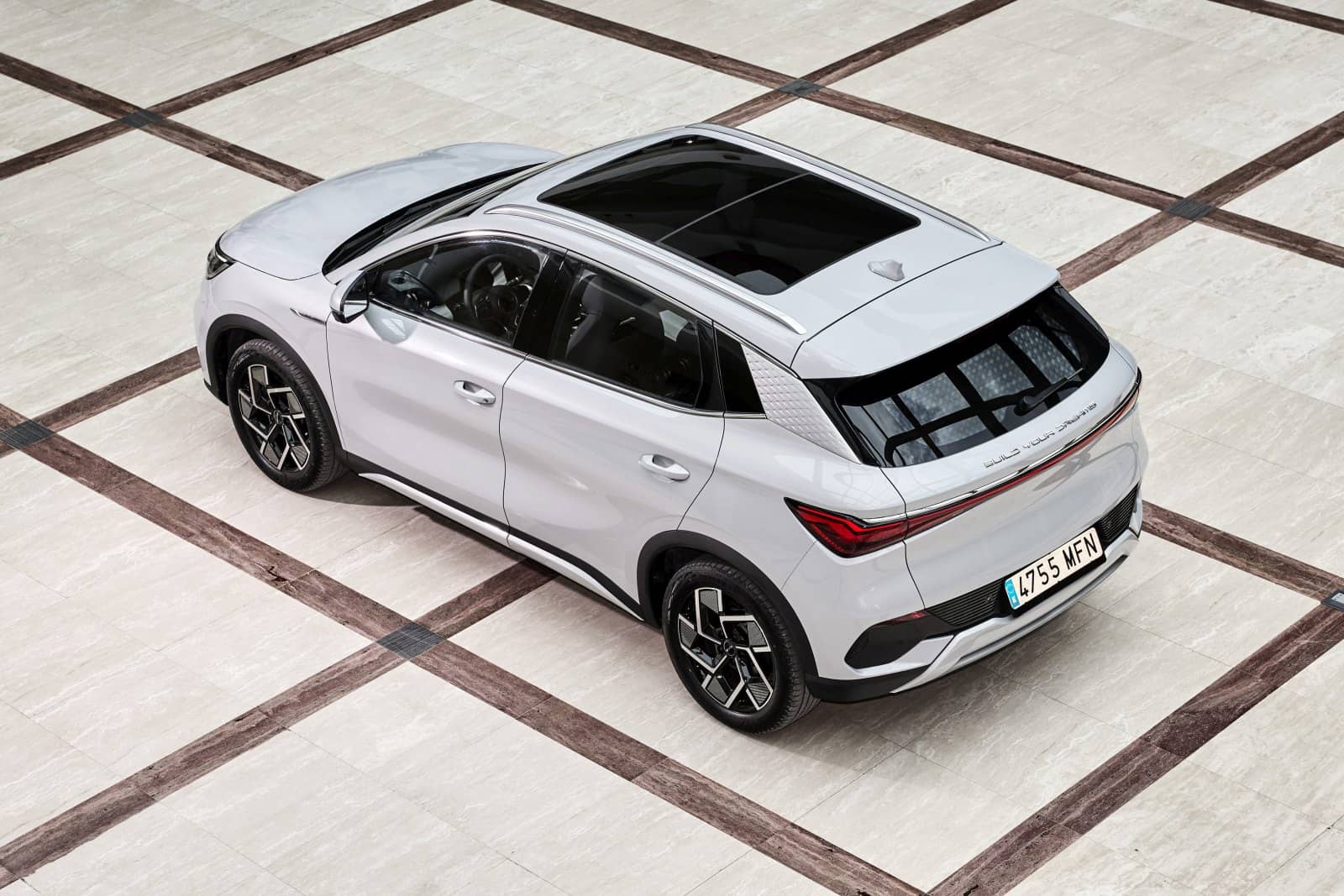 Ángulo superior que muestra la parte trasera y el techo del vehículo.