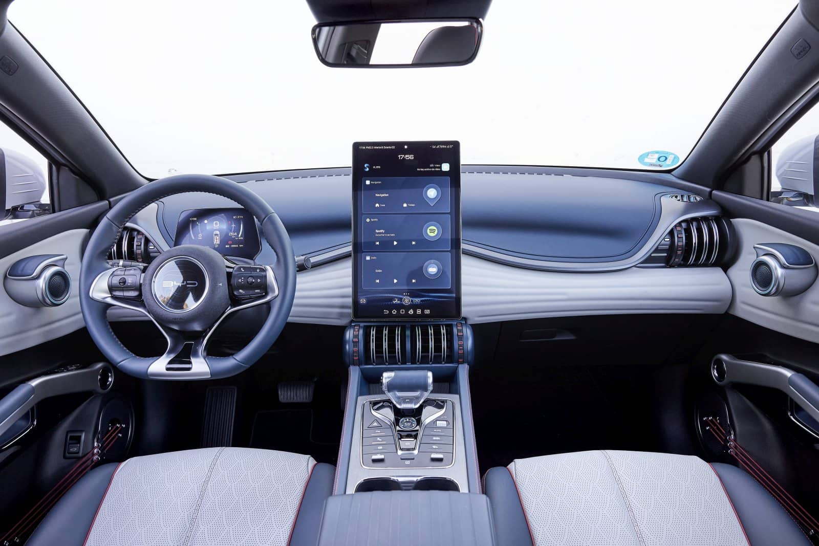 Vista completa de la cabina del BYD Atto3 con su pantalla central dominante.