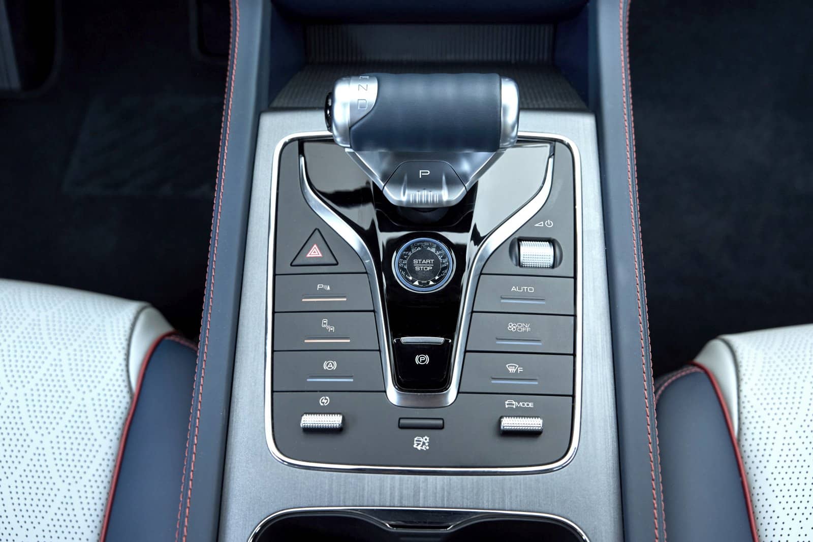 Consola central del BYD Atto 3 con palanca de cambios y mandos ergonómicos.