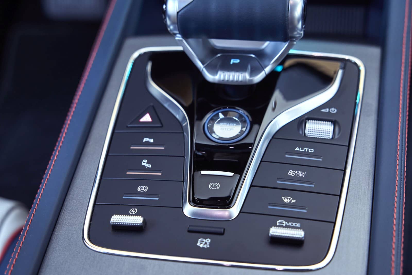 Vista detallada de la consola central y sus mandos de control en el BYD Atto3.