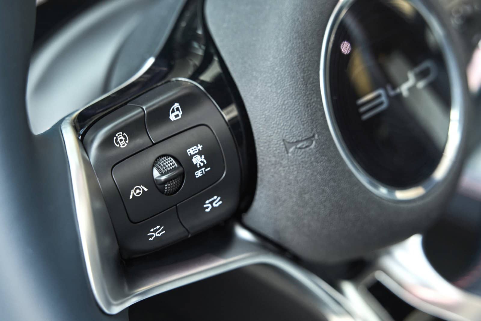 Detalle de los controles ergonómicos en el volante del BYD Atto 3.