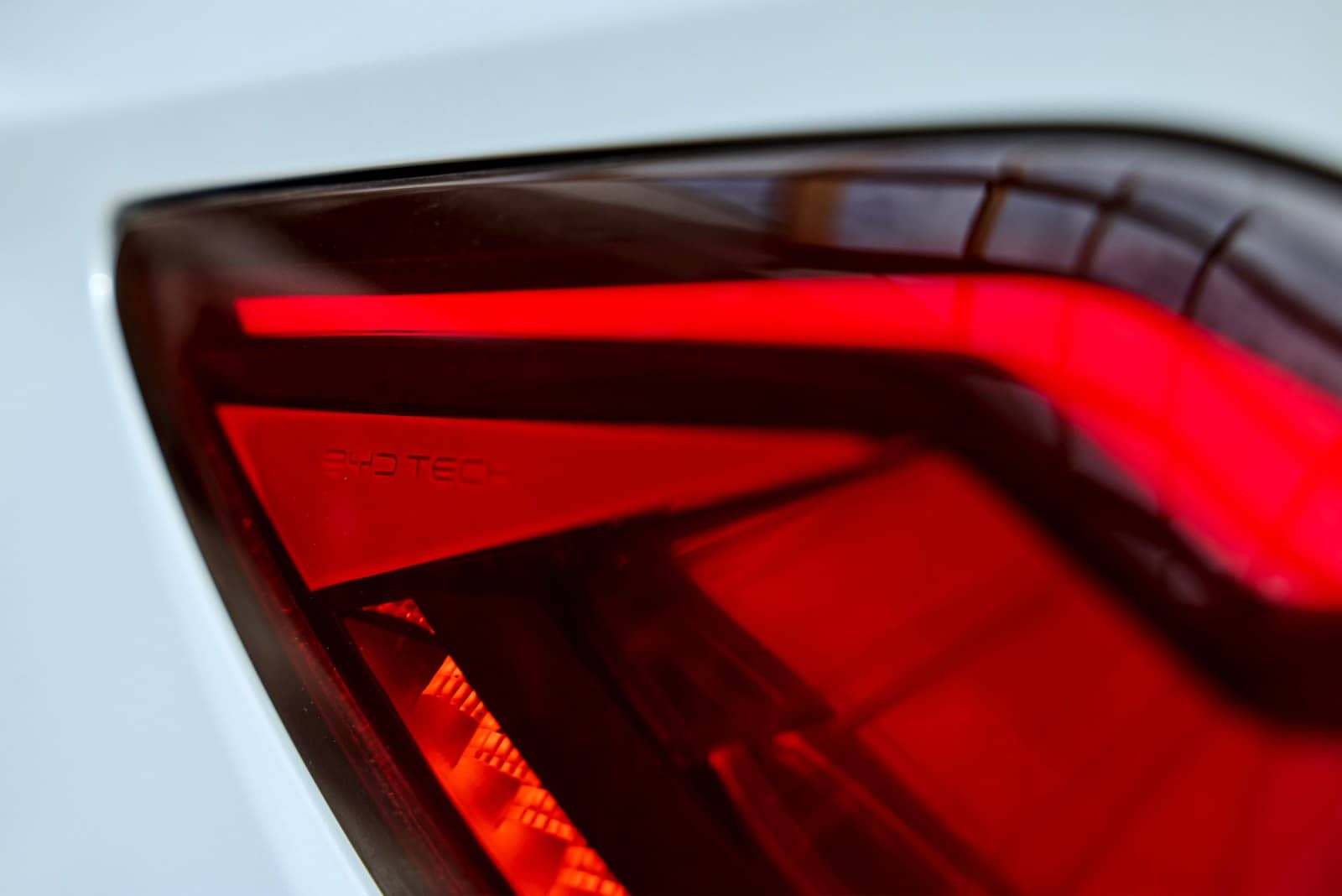 Vista cercana de la estructura interna del faro trasero del BYD Atto3.