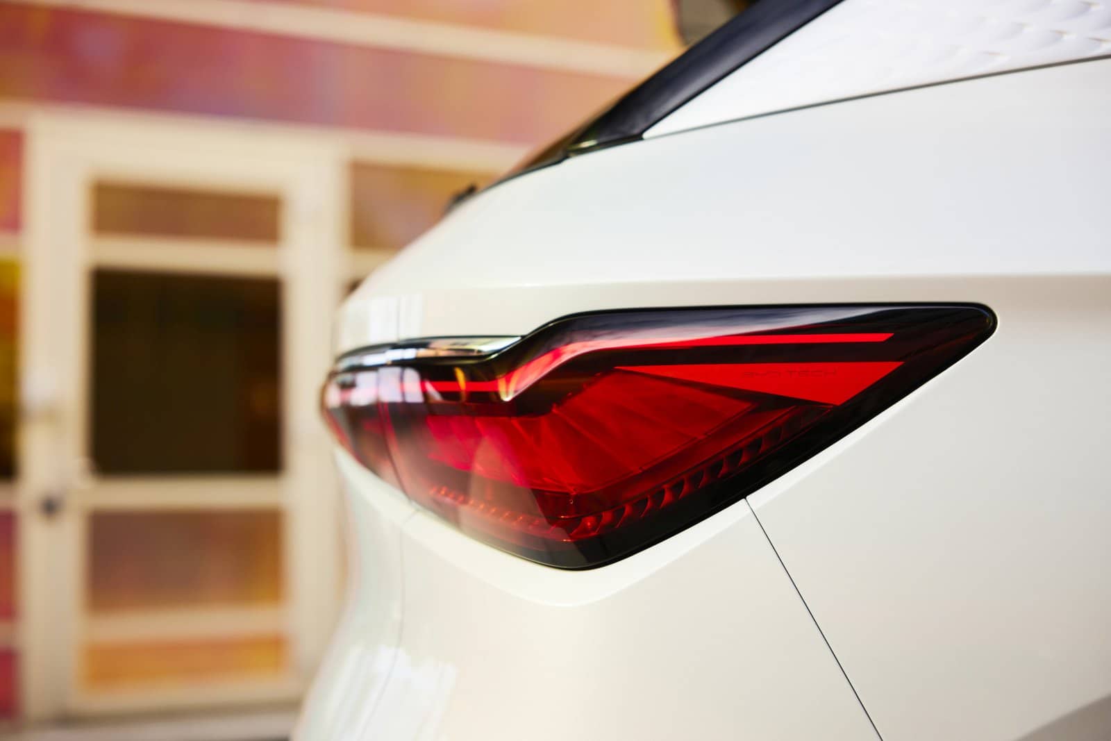 Detalle de la luz trasera del BYD Atto3, diseño moderno y llamativo.